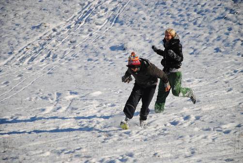 2 Klienten spielen fangen im Schnee