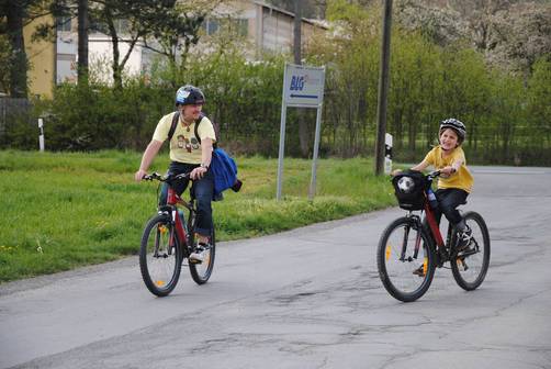 Vater und Kind fahren Fahrrad